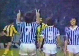 Renato fazendo 2 x 1 com as mãos no Mundial de 1983 Grêmio 2 x 1 Hamburgo